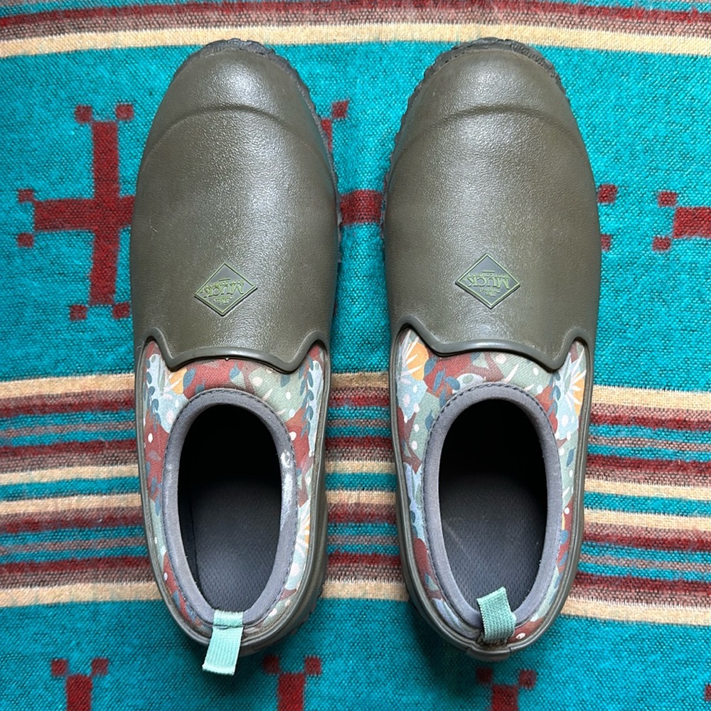 The Original Muck Boot Co Garden Barn Chores Slip Ons Size 10 green & floral